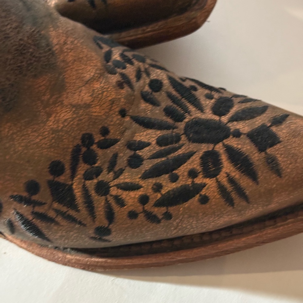 Circle G Western Cowboy Boots with Black Floral Design - Picture 3 of 5